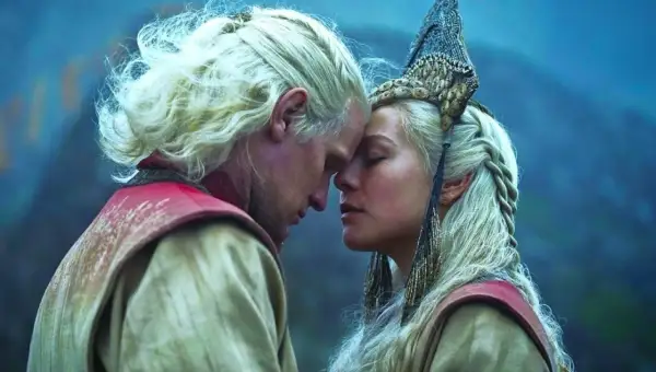 Ród smoka sezon 2: Daemon i Rhaenyra w intymnym uścisku, ich czoła się stykają, a w tle widać mglisty krajobraz.