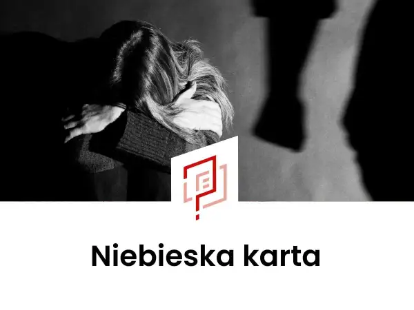 Ciemna sylwetka kobiety skulonej w bólu, cień mężczyzny obok. Co to niebieska karta? Symbol pomocy ofiarom przemocy.