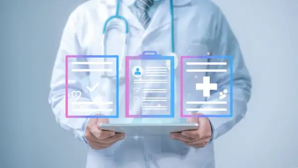 Arzt mit Tablet zeigt digitale Dokumente, die eine Leitlinie Mammakarzinom, Patientenakte und medizinische Symbole darstellen.