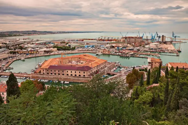 Vista panoramica del porto di Ancona, con il Palazzo delle Dogane e il porto industriale. Un luogo affascinante da scoprire tra le cose da vedere nelle Marche.