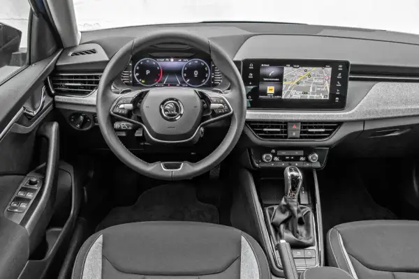 Wnętrze Skody Scala z cyfrowymi zegarami i ekranem multimediów. Sprawdź atrakcyjną skoda scala cena i wyposażenie.