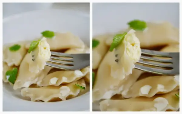 Pyszne pierogi z serem, jeden kęs na widelcu, ozdobione listkami mięty.