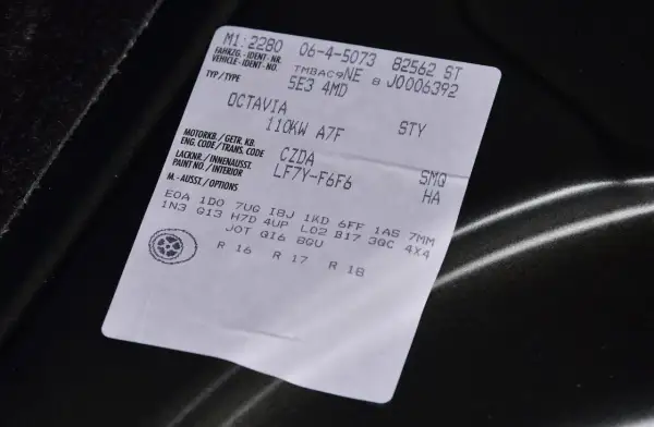 Naklejka z danymi pojazdu, w tym kod silnika po VIN VW dla Octavii.