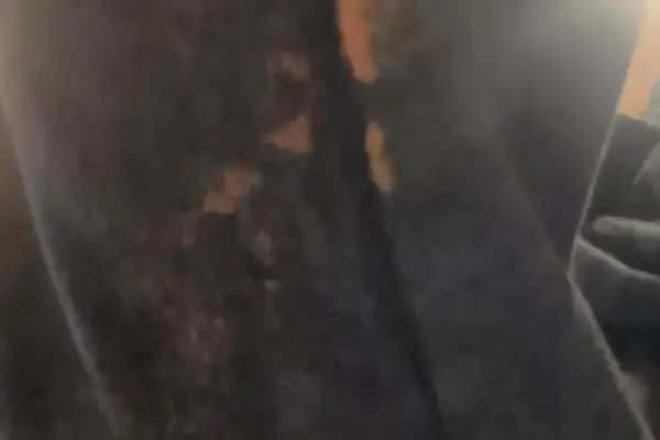Macchie di candeggina su tessuto scuro, un problema comune per cui i rimedi della nonna sono sempre utili.