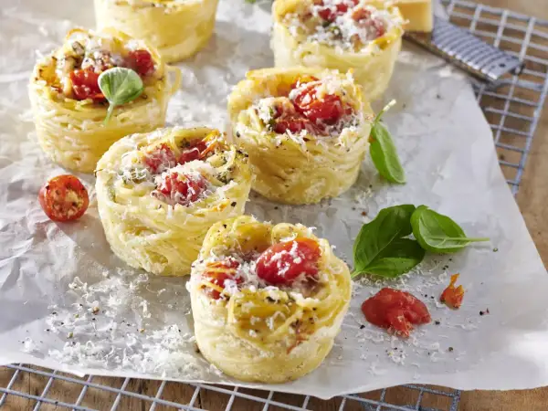 Schnell sektempfang fingerfood hochzeit: Kleine Nudel-Törtchen mit Tomaten und Parmesan, perfekt für jeden Anlass.