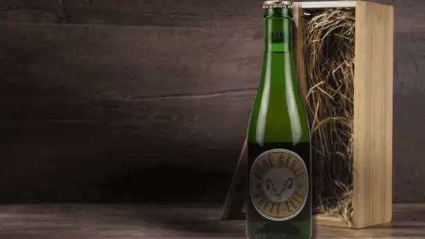 Bottiglia di birra Oude Geuze Brett-Elle, con scatola di legno e paglia. Un brindisi alla vita, evitando le mort subite.