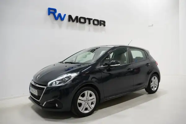 Mörkgrå Peugeot 208 står i ett showroom. En potentiell peugeot 208 problem kan vara att den är lite för liten för familjen.