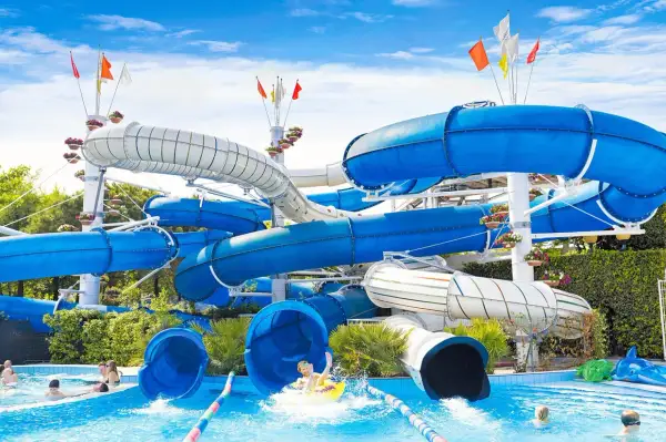 Wodne szaleństwo na wakacjach! Camping z aquaparkiem oferuje mnóstwo atrakcji, w tym zjeżdżalnie wodne i baseny dla całej rodziny.