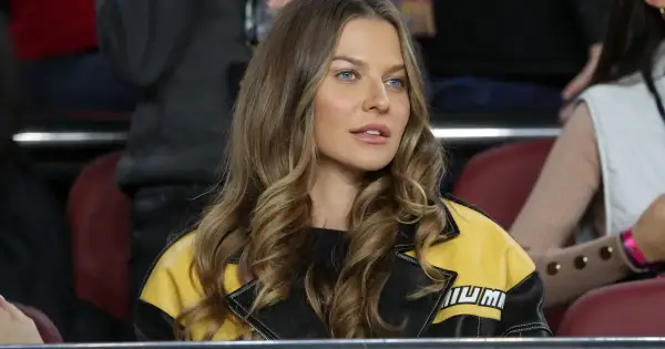 Anna Lewandowska, żona Roberta Lewandowskiego, w żółto-czarnej kurtce, kibicuje na trybunach.