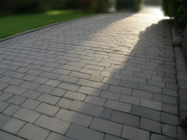 Jaka grubość kostki na podjazd? 6 czy 8 cm wybierz mądrze!