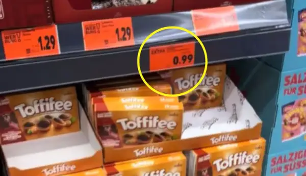 Pudełka Toffifee na półce sklepowej z ceną 0.99€ w żółtym kółku.