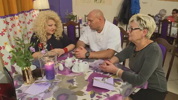 Magda Gessler w białej karczmie podczas Kuchennych Rewolucji, rozmawia z właścicielami.