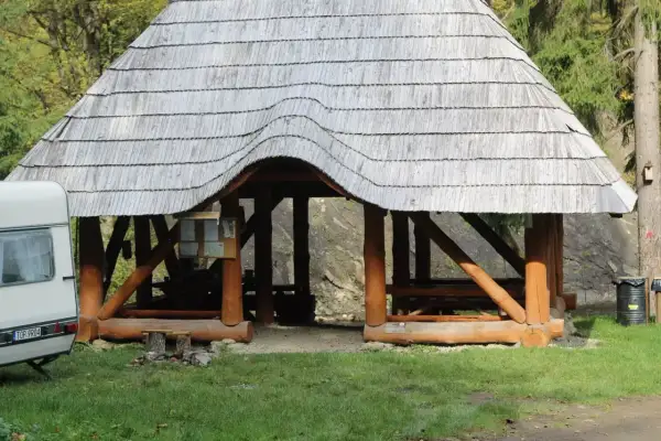 Drewniana wiata i przyczepa kempingowa w Bieszczadach. Idealne miejsce na camping.