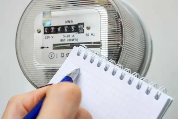 Zapisywanie odczytu licznika energii elektrycznej, by dowiedzieć się, jak obliczyć zużycie prądu.