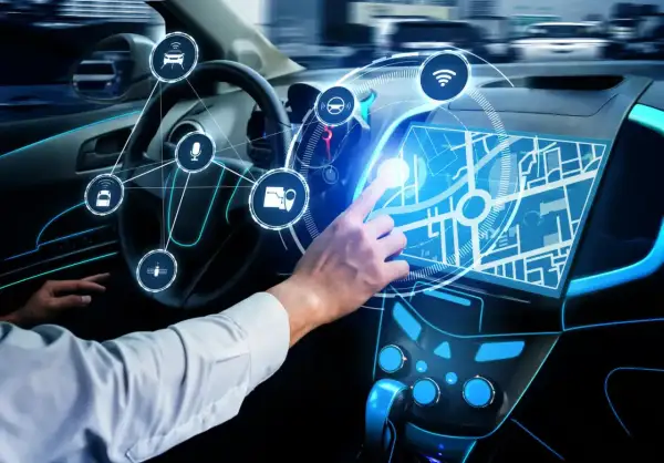 Ręka Adama dotyka ekranu nawigacji w samochodzie przyszłości. Ikony symbolizują funkcje smart car.