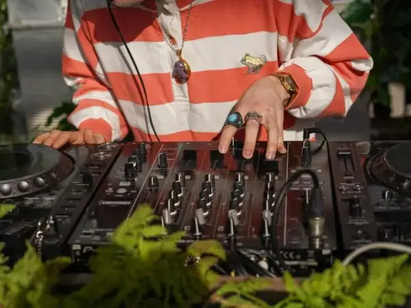Jaki kontroler DJ na początek? Wybierz najlepszy model dla siebie