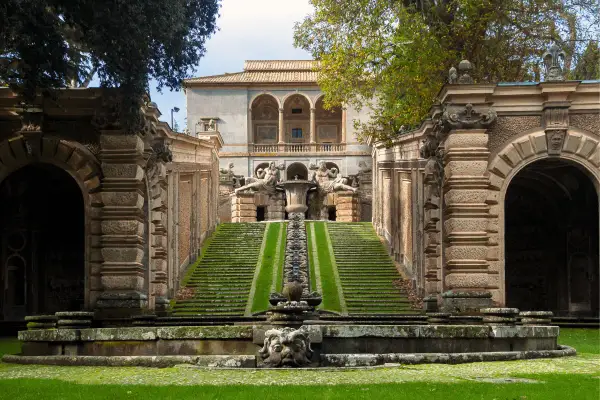Scalinata monumentale con fontane e statue conduce al Palazzo Farnese a Caprarola, un capolavoro rinascimentale.