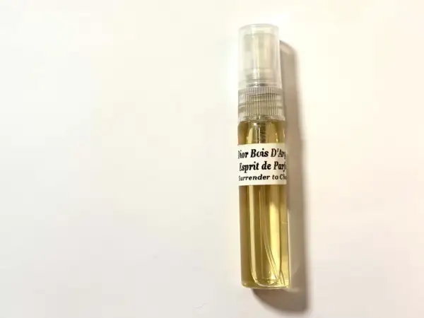 Próbka perfum Dior Bois d'Argent, Esprit de Parfum. Złocisty płyn w szklanej fiolce z atomizerem.
