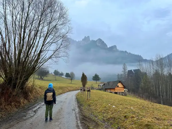Droga przez Pieniny, gdzie są malownicze chatki i mgliste szczyty.