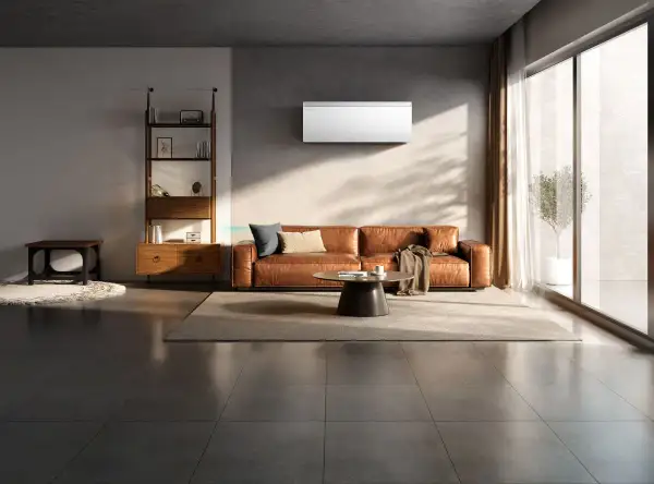 Soggiorno moderno con divano in pelle, libreria e condizionatori inferiori a 12 kw.