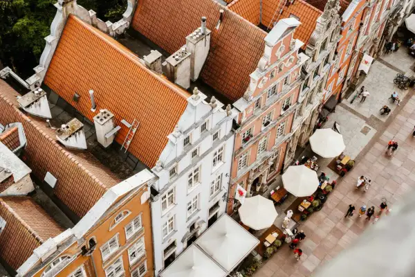 Gdańsk: urokliwe kamienice i kawiarniane ogródki na starówce, idealne na rodzinne spacery. Atrakcje dla dzieci czekają!
