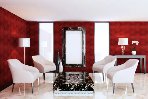 Elegancki salon z tapetą w czerwone obrazy, białymi fotelami i marmurowym stolikiem.