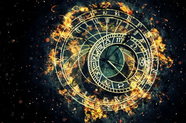 Ognisty znak zodiaku otacza starożytną tarczę zegarową z rzymskimi cyframi i symbolami astrologicznymi, unoszącą się w kosmicznej mgławce.