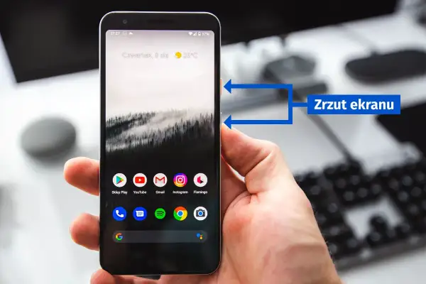 Dłoń trzyma smartfon z ikonami aplikacji. Wskazówki pokazują, jak zrobić zrzut ekranu.