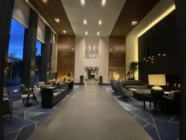 Nowoczesne wnętrze hotelu Pieniny Grand z wygodnymi fotelami i designerskim dywanem.