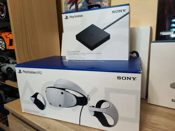 Zestaw PlayStation VR2 z goglami, kontrolerami i adapterem PC.