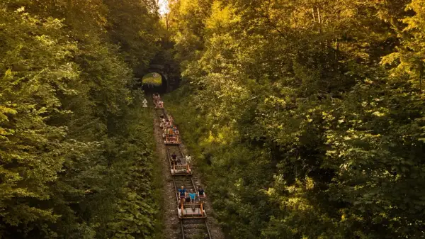 Wybierz się na weekend na Podkarpaciu i odkryj malowniczą trasę rowerową w lesie, gdzie jechać na weekend na Podkarpaciu to czysta przyjemność.
