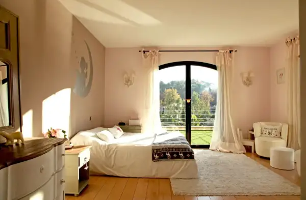 Peinture chambre fille ado : une chambre douce et lumineuse avec un grand lit, une décoration lunaire et une vue sur la nature.