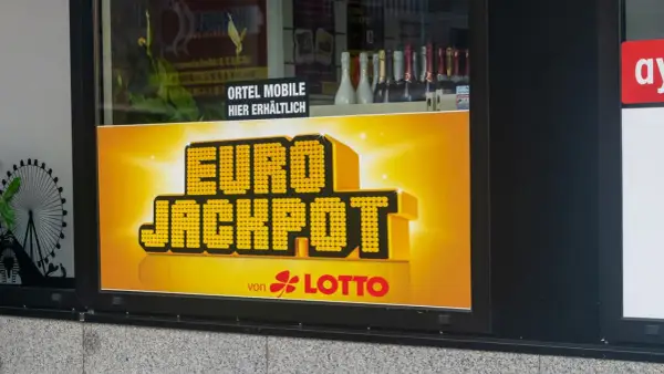 Czy lottomilioner z Eurojackpot może stracić anonimowość przez błąd kolektora? Reklama Eurojackpot na witrynie sklepowej.