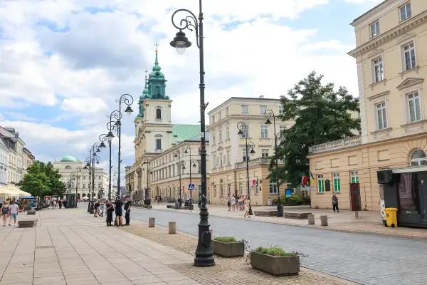Spacer po Krakowskim Przedmieściu w Warszawie. Eleganckie kamienice, zabytkowy kościół i stylowe latarnie tworzą niepowtarzalny klimat.