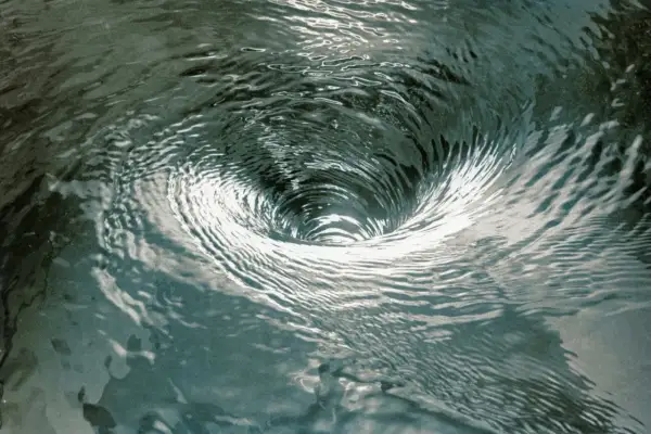 Ein Strudel im Wasser, der an eine Spirale erinnert. Hilft, Katastrophisieren zu stoppen, indem man sich auf den Moment konzentriert.