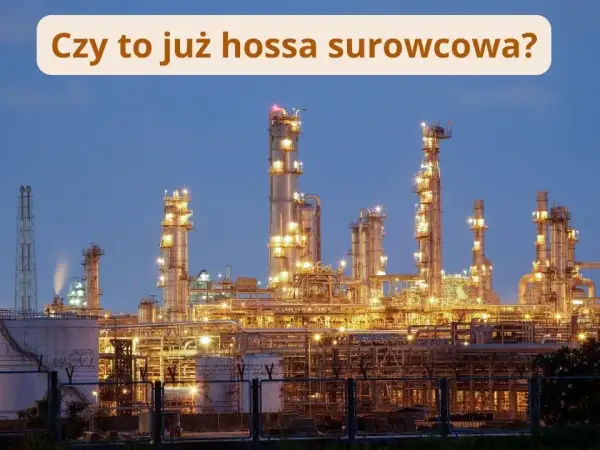 Rafineria ropy naftowej nocą, z oświetlonymi wieżami i rurociągami. Czy to już pko surowców globalnych?