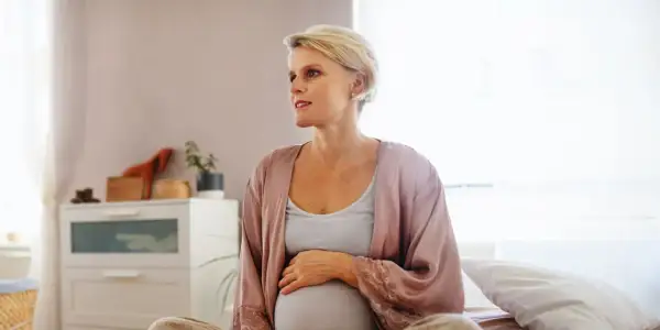 Ciąża po 50: objawy, które mogą zaskoczyć i mylić z menopauzą