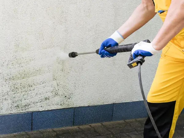 Skuteczne sposoby na to, czym zmyć sadzę z elewacji bez uszkodzeń