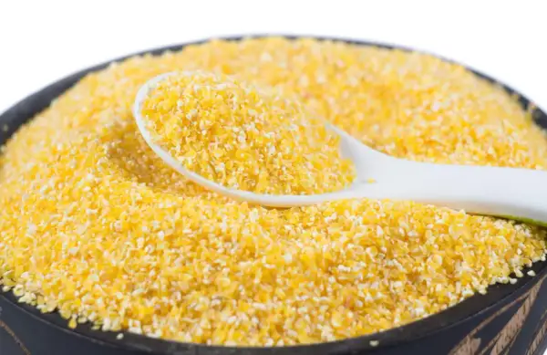 Miseczka pełna kaszy bulgur, z łyżeczką w środku. Czy pies może jeść kaszę bulgur? To pytanie nurtuje wielu właścicieli czworonogów.