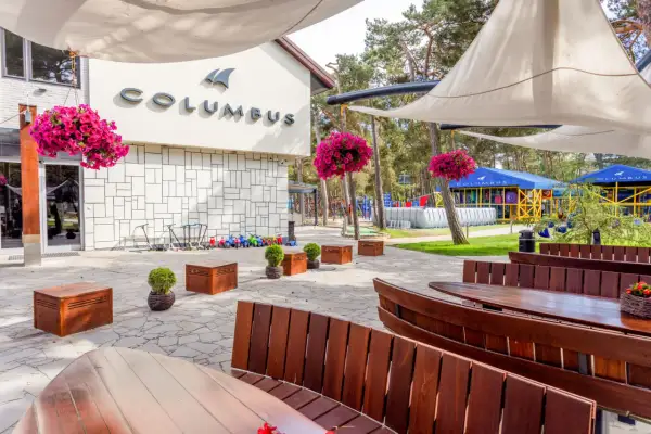 Columbus Resort oferuje mnóstwo atrakcji dla dzieci: place zabaw, baseny i mnóstwo miejsca do biegania.