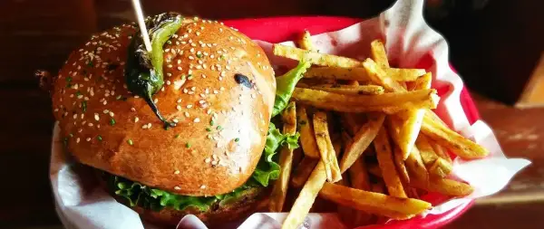 Ile kalorii ma Jalapeno Burger? Sprawdź kaloryczność i triki!