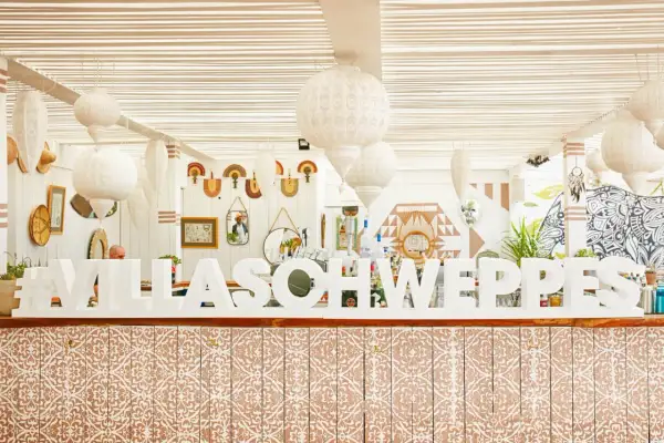 #VILLASCHWEPPES en lettre polystyrene sur un bar décoré, ambiance estivale et festive.