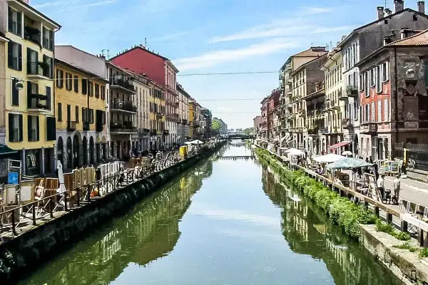 Urokliwe kanały i kolorowe kamienice w mediolańskich dzielnicach Navigli.