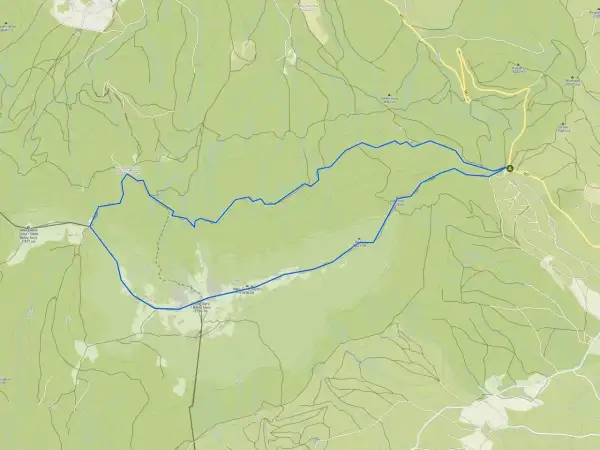 Mapa z zaznaczonymi trasami pieszymi w Szczawnicy. Widoczne szlaki prowadzą przez malownicze tereny górskie, w tym w okolice Babiej Góry.
