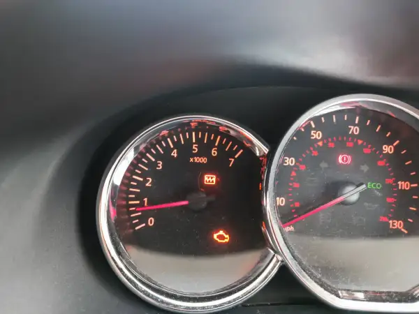 Dacia Sandero problem: motorlampan lyser. Varning för däcktryck och broms också.