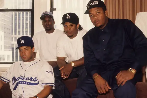 I quattro trapper americani, icone del rap, posano con stile.