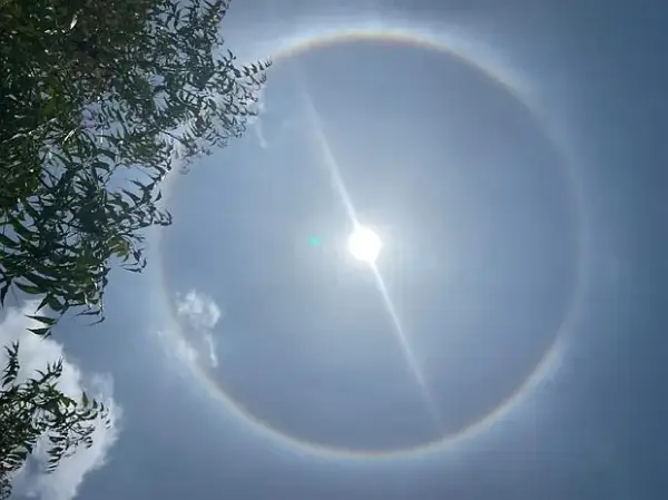 Halo na niebie: Co zapowiada i dlaczego zmienia pogodę?