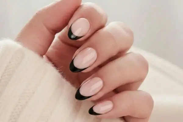 Elegant svarta franska naglar, perfekt för naglar inspiration. Klassiskt och stilrent.