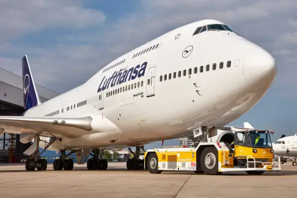 Lufthansa bagaż rejestrowany czeka na załadunek do Boeinga 747-400.