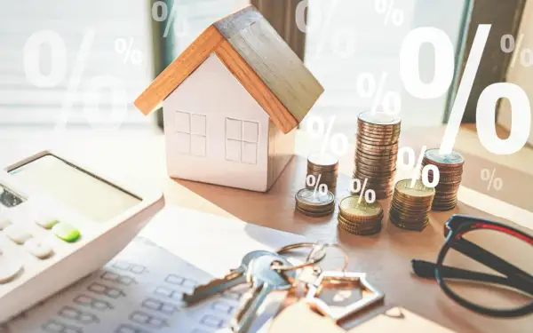 Casa, chiavi, calcolatrice e monete. La surroga del mutuo è un'opzione da valutare, ma dopo quanto tempo si può fare?